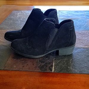 Black bootie size 5, 1" heel.